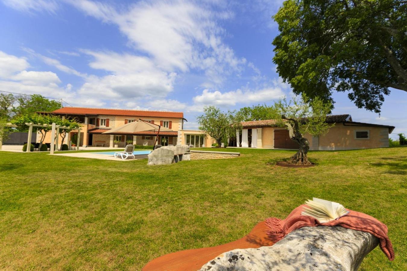 Villa Viscum In Central Istria For 8 Persons With Large Garden - Pet Friendly Pazin Exterior photo